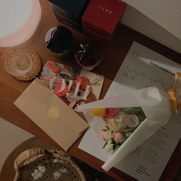 오하우스 커뮤니티와 또 함께 할 수 있게 되었다. 어느샌가 일상에 스미어 버린 O!House
근 1년 사이에 집이 두 번이나 바꼈는데 오하우스 덕분에 집안 곳곳 부족한 부분을 채워나갈 수 있었다. 3번째이지만 역시나 새롭다.
지난주 금욜 퇴근 후 받은 꽃 선물- 이번엔 특별히 깜짝 선물까지 왔다. 오하우스가 보냈을 거라고 예상은 했지만 요즘 배송 피싱이 유행이라길래 배송문자 받고 조금 경계했다🧐29년 인생 꽃을 이렇게 많이 받아보기는 처음ㅋㅋㅋ
(담담한 척 했지만 사실 콧쿠멍 벌렁거릴만큼 뇸 좋다ㅜㅋㅋㅋ)