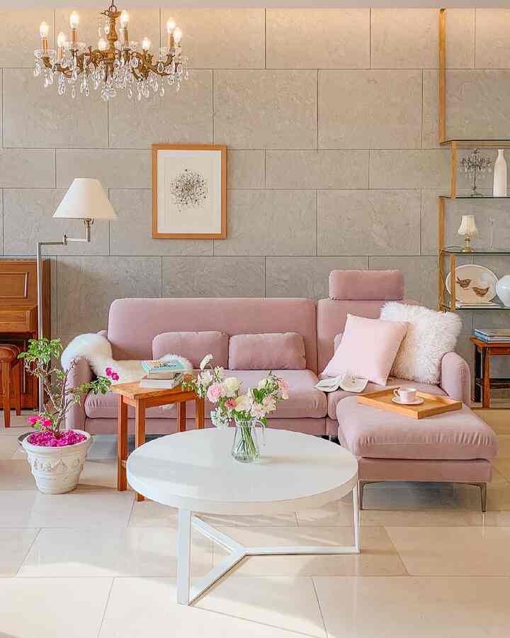 ピンクのファブリックソファと白い丸いコーヒーテーブルが配置された明るく柔らかな春の雰囲気の北欧風リビング