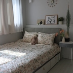 남편과 쓰던 침실이었는데 아이가 생긴 뒤로 남편은 거실로....쫒겨나고 ㅎㅎㅎ 아이와 함께 쓰게 된 침실인데요.
점점 귀여운 스타일로 바뀌어가고 있네요.
봄을 맞이하여 따뜻한 느낌의 빈티지 꽃무늬 이불로 바꿔 주었어요.
