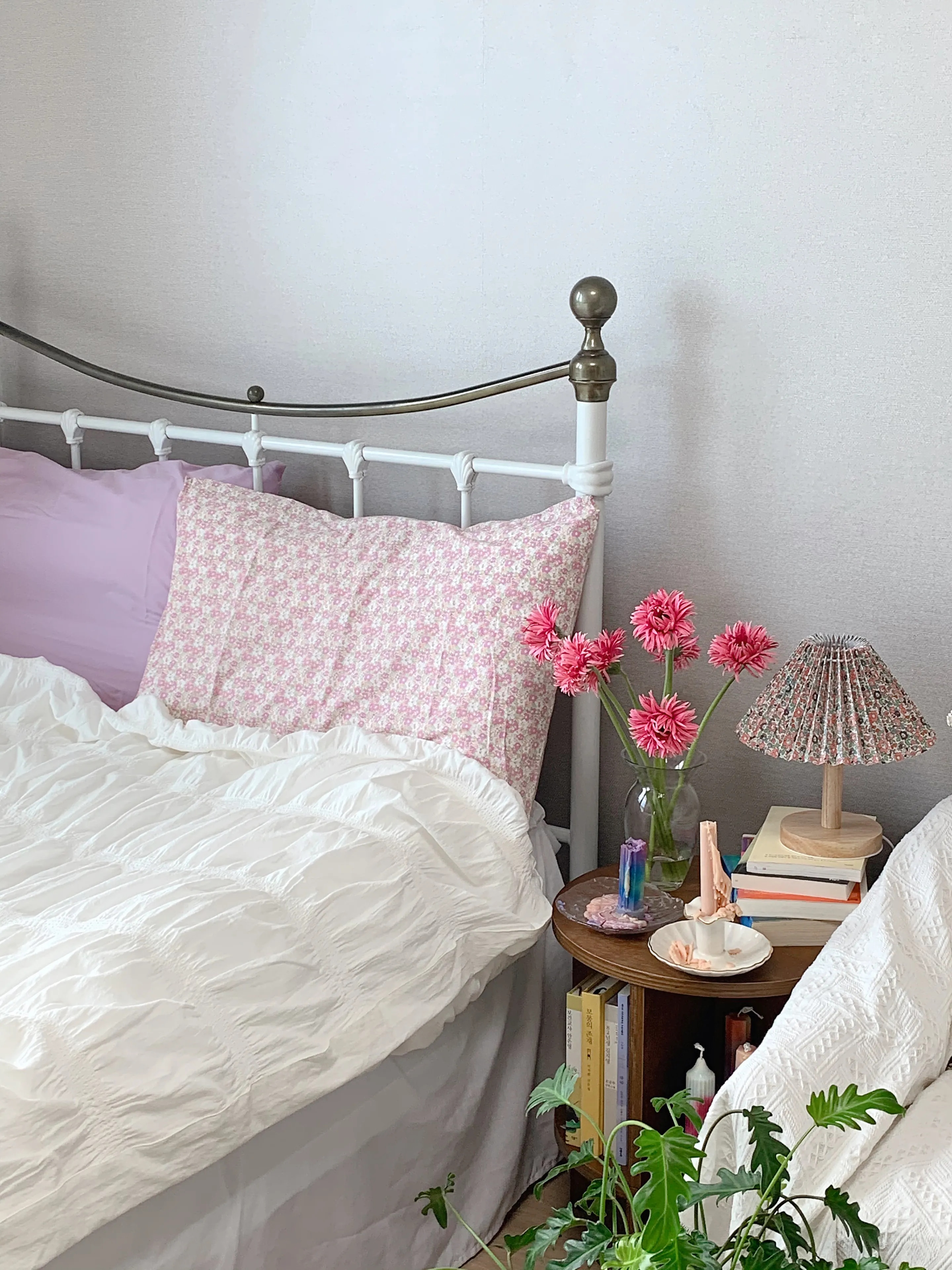 Round Wood Side Table with Built-in Bookshelf user photo