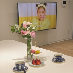 우리집 거실에도 봄이☺️ 퇴근해도 해가 지지 않아서 너무 기분이 좋아서 꽃두사구 🤍 마카롱이랑 달콤한 휴식 !