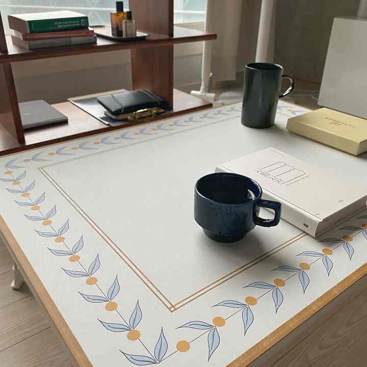 白を基調とした折りたたみテーブルが置かれたキッチンスペース、青と黒のマグカップが配置されている雰囲気のあるおうちカフェ