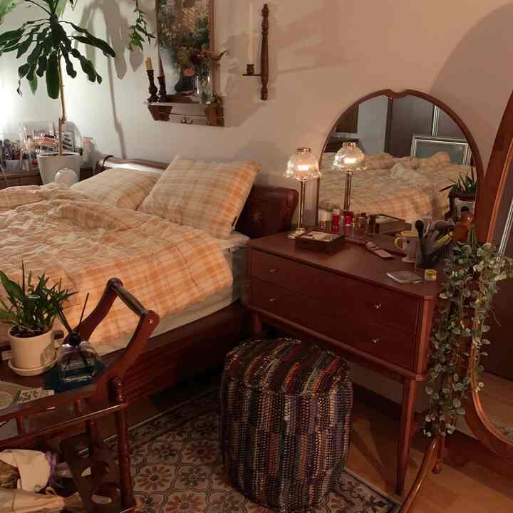 暖かいブラウンの木目調が印象的な寝室、ナチュラルモダンスタイルの化粧台とスツールが配置された空間