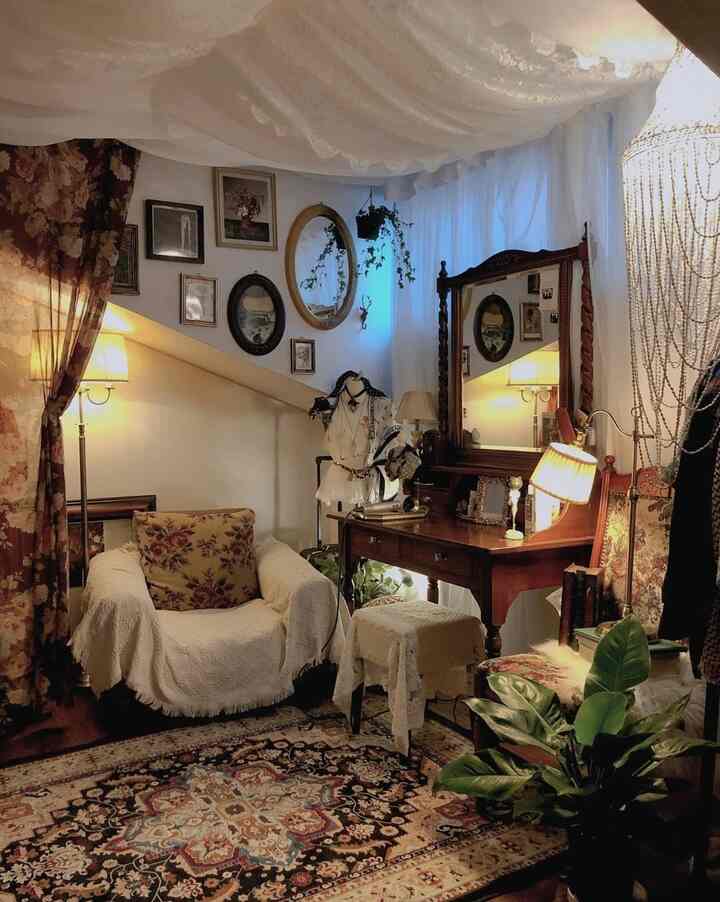 大切なソフィーのドレスルームです。

ここに入っていると、まるで別の世界にいるような気がします。エンティックとヴィンテージが好きで、古い感じをとても愛しています。私のドレスルームは癒しの空間です。


＃屋根の部屋＃エンティック＃ビンテージ＃服の部屋＃ドレスルームのインテリア