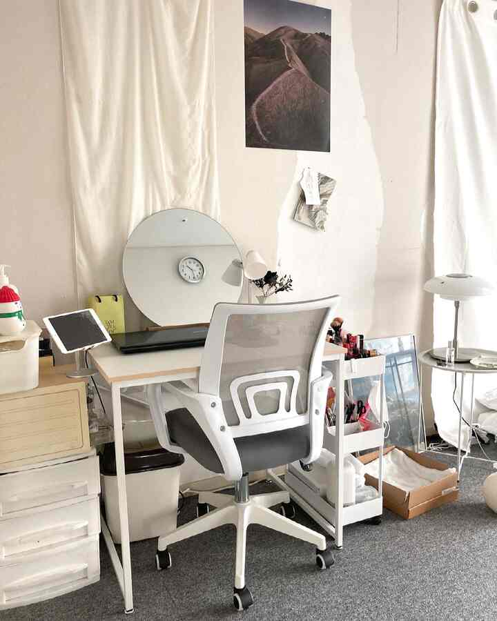 白色を基調としたホームオフィス、机とオフィスチェアが配置されたシンプルで清潔感のある空間