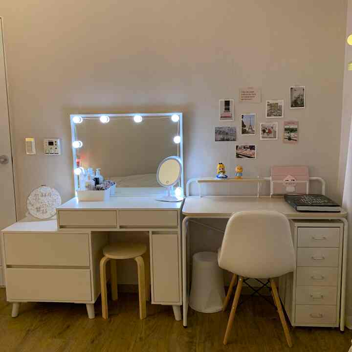 白とナチュラルカラーの化粧台とデスクが配置されたシンプルで落ち着いた作業空間