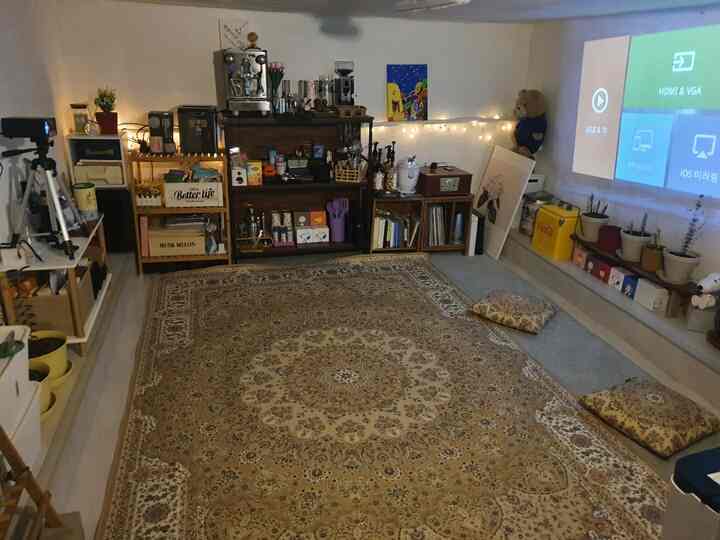 ナチュラルな色調と木製棚、コーヒーマシンが配置された狭くて居心地の良いおうちカフェ空間