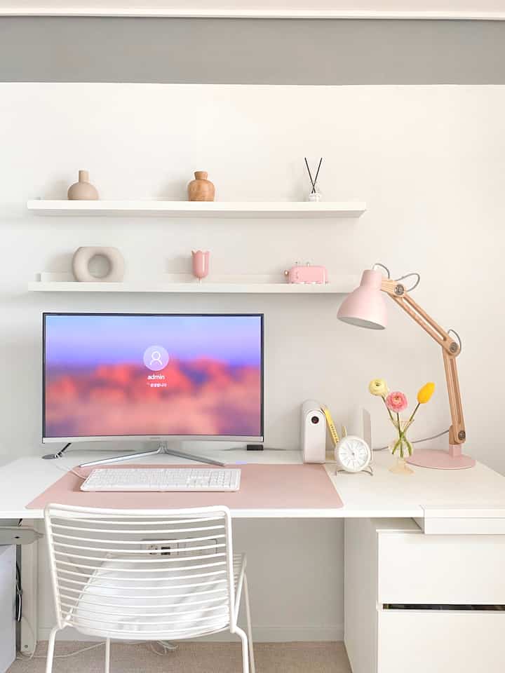 This is my desk~
I really like the pink interior 💓

I like games, so I have a big monitor💓