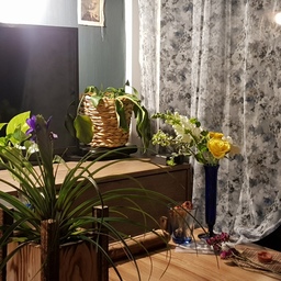 직접 만든 망사 커튼으로 교체해주고, 
오하우스에서 보내준 샛노란 꽃은 파란색 화병에 담아주고.
이 꽃 덕분에 기분 좋게 하루를 시작할 수 있게 되었다.