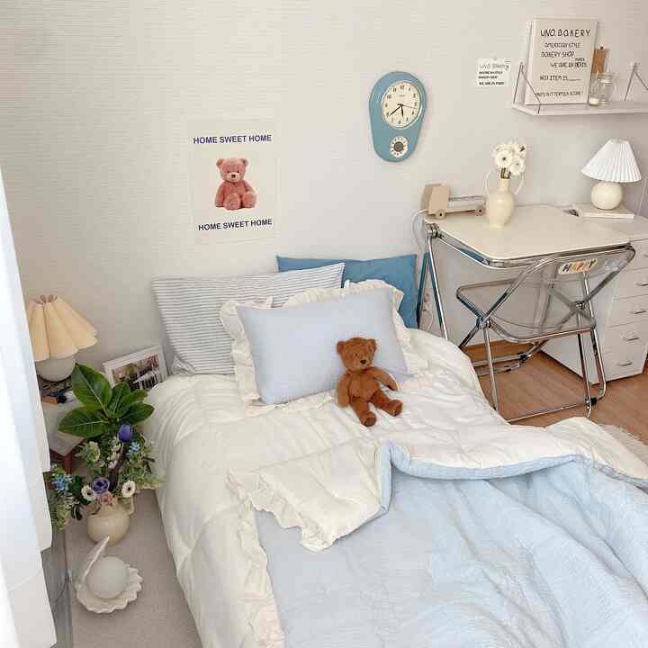 White and blue toned 6-mat bedroom featuring a central bed and desk in a cozy Nordic-style interior