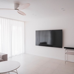 거실만큼은 머니멀 하고 싶었는데 베젤마저도 초슬림한 삼성 QLED 4K TV를 선물 받았다 두께도 얼마나 얇은지 거실벽면에 벽걸이로 시공하였더니 툭튀어 나오는 느낌도 없고, 사운드바까지 더해지니 완벽한 홈시네마가 완성 되었다
대형티비, 너무 크진 않을까 걱정했지만 39평 거실에 소파와의 거리가 5m 가량되는데 정말 딱 알맞은 느낌
위 포스팅은 오늘의집 오하우스 활동의 일환으로 삼성전자에서 제품을 제공받아 작성되었습니다 
