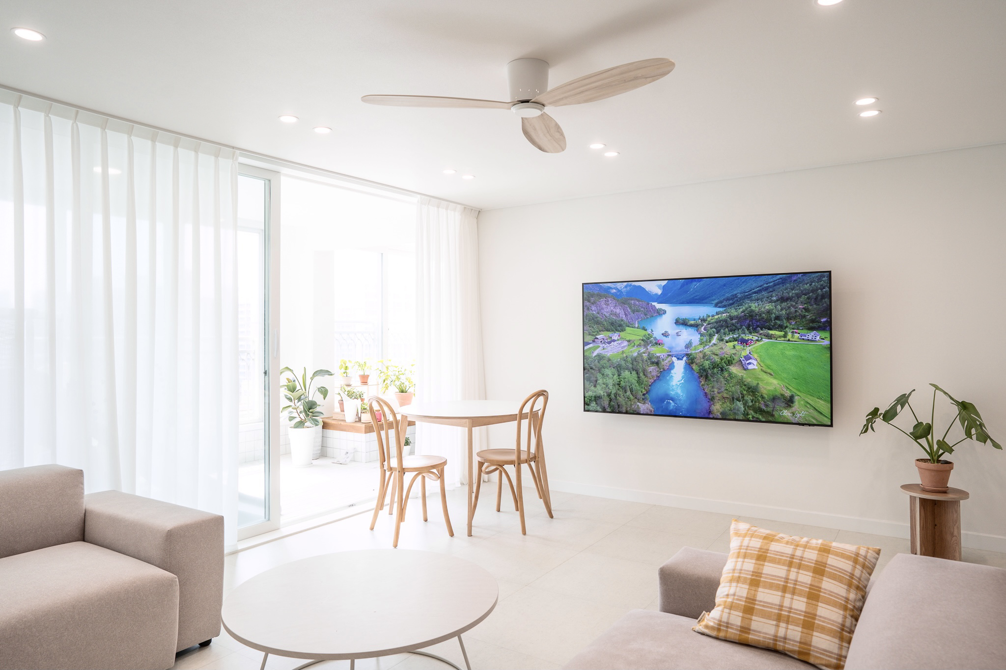 #제품협찬
삼성에서 기적처럼 선물해주신 
QLED 4k tv는 
장면에 맞게 최적화되는 
컬러와 명암비가
마치 실제로 화면속에 들어가있는듯한 
생생함을 느끼게 해줘요😊
10억개의 컬러로 구현한다고 하니 
당연한거겠져💛
이러한 모든 첨단 기술을 가졌지만
두께는 그동안에 알고 있던 그런 두께가 아니고요
거기다가 배젤역시도 어디인지 구분하기도 힘든 초슬림
구동안 tv쪽은 항상 사진찍는 방향에서 제외가 되었는데
예쁜 영상과 함께하니
마치 액자를 걸어둔듯한 인테리어적인 아름다움과
대형사이즈가 주는 웅장함까지 느낄수 있어서
너무 만족스러워요
이 선명함과 생생함을 전할수 없는게 
답답하네요 ㅠ
아직 모든 방송에서 
QLED 4K를 느낄수 없지만
보편화되기가 그리 멀지 않았다고 봐요☺️
이 포스팅은 #오늘의집 오하우스 활동의 일환으로 
삼성전자에서 제품을 제공받아 체험후 작성하였습니다 
