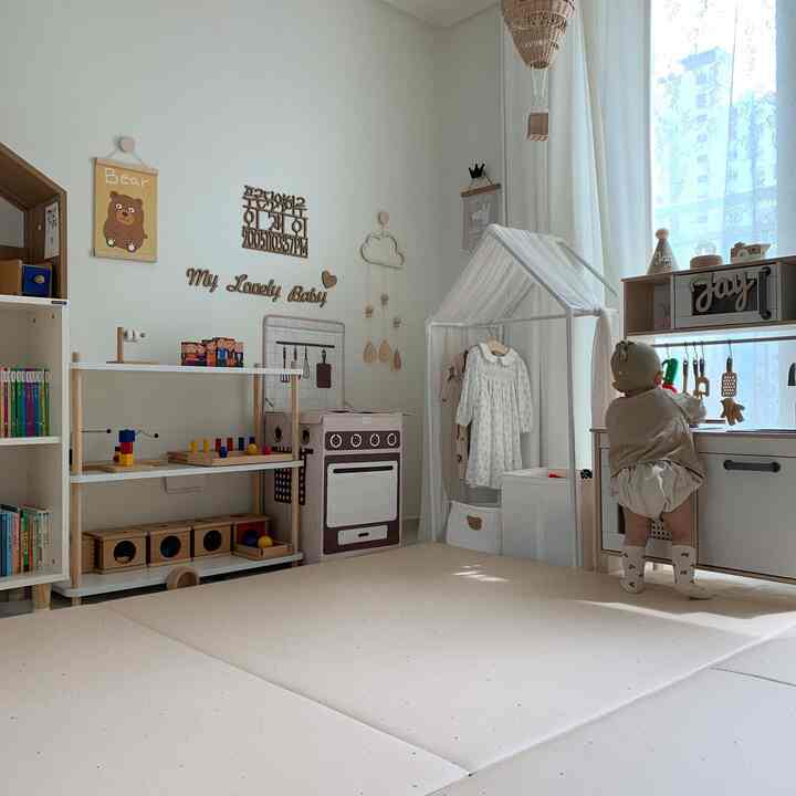 Beige-toned kids' room featuring Petit Maison beige mat and play kitchen, creating a cozy and warm atmosphere