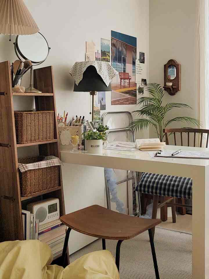 白い壁と木目調家具が調和したワンルームのナチュラルモダンなデスクスペース