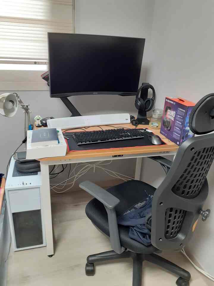 夫と私が一緒に書くパソコンルームです。
pcで作業する必要があるときに使用しますビデオレッスンを見るとき、ブログレビューを書くときに主に使用します。