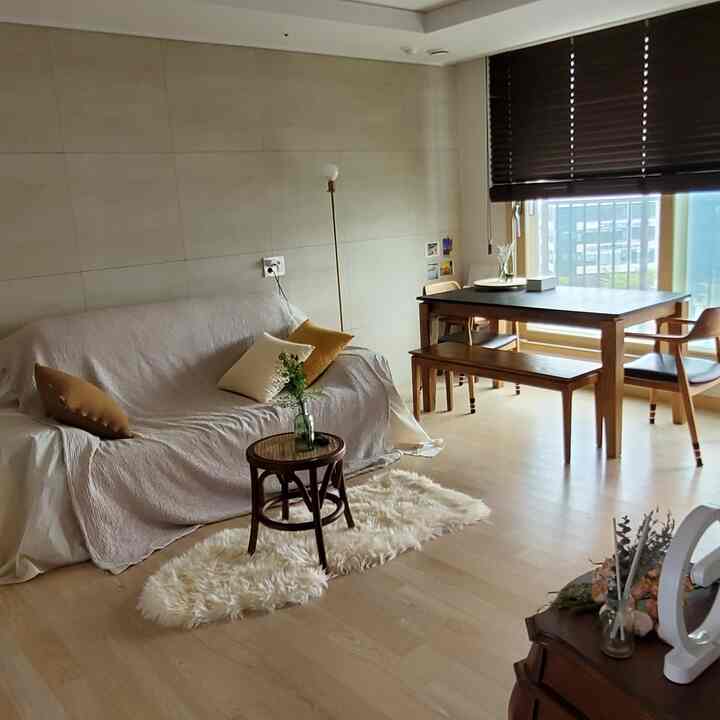 木目調とゴールドのアクセントが調和したリビング・ダイニング空間、自然なナチュラルインテリア