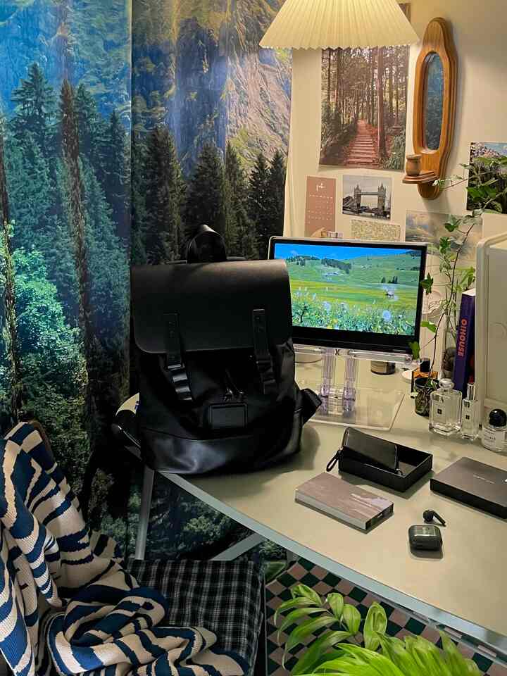 青い山の風景カーテンと植物が配置されたコンパクトな書斎兼ホームオフィス