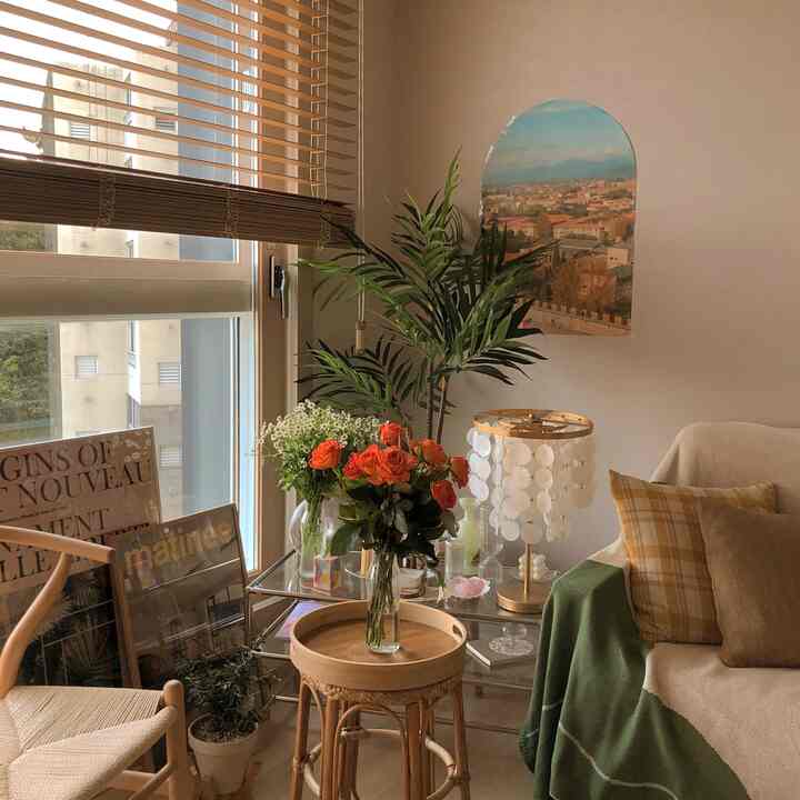 ナチュラルな色調のリビング、木目調のラタンチェアとソファが配置された落ち着いた空間