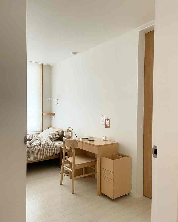 Natural-toned 6畳 bedroom featuring a desk and chair in a simple and clean single household room