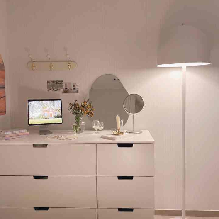 白を基調とした寝室の化粧台とドレッサーが配置されたシンプルでモダンな雰囲気のインテリア