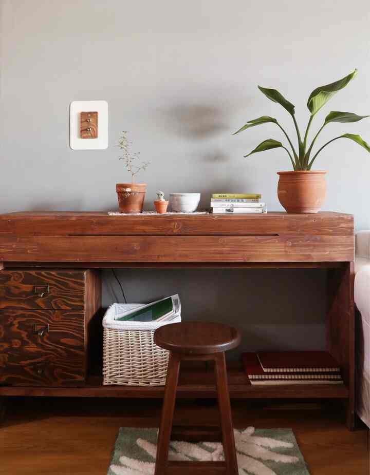 リビングルームに置かれたデジタルピアノです。
今は大人になった娘が幼くて学んでいたピアノなのに今はほとんど打たず、時には飾り台として使ってみる。
重くない小物たちに雰囲気を変えてみるのもいいようだ。
いつかはまた打たれるピアノを期待してみて〜 :)