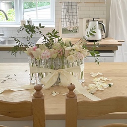 insta@rococo_london 
자유롭게 쉐입을 만들 수 있어서 추천하는투명화분 🌸 큰 볼륨을 원해서 가운데에는 세라믹 화병으로 중심을 잡아주고 투명화분을 둘러줬어요. 깔끔한 느낌을 위해 리본도 둘러주기 🌸