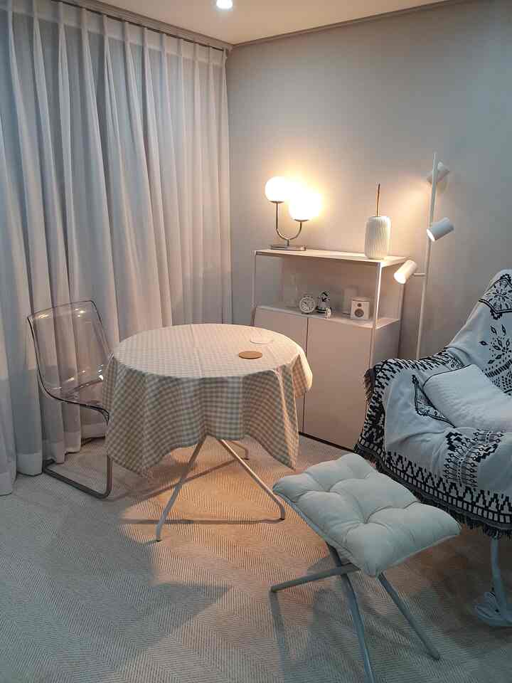 リビングルームにラグが入ってきました〜
従来の床色と似ていて大きく変わって見えませんが、それでも雰囲気ありますよ〜

防水テーブルプレスも一つでした。
すべてが飛び散らずに自然に調和するように努力しています😁