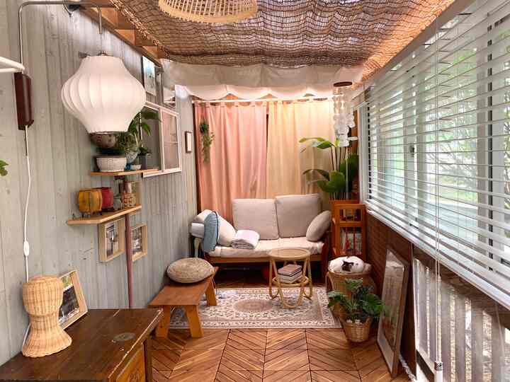 I've been putting off decorating my veranda since last year. It's a space of about 2.5 pyeong behind the kitchen, and it was originally a mess with all sorts of clutter and laundry drying. I laid wood tech tiles on the floor and decorated it to create a Chiang Mai feel, using as much of what I already had as possible.
