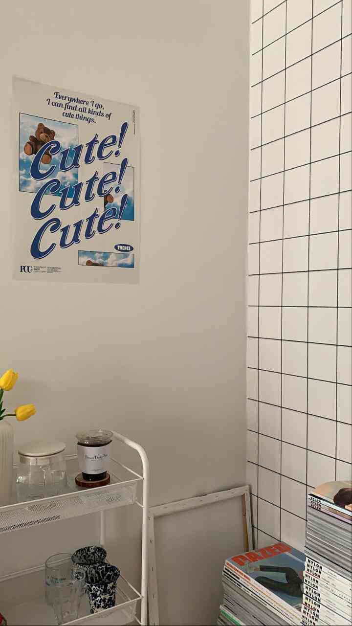 白い壁と白いトレイカートがあるシンプルでミニマルなリビングスペース