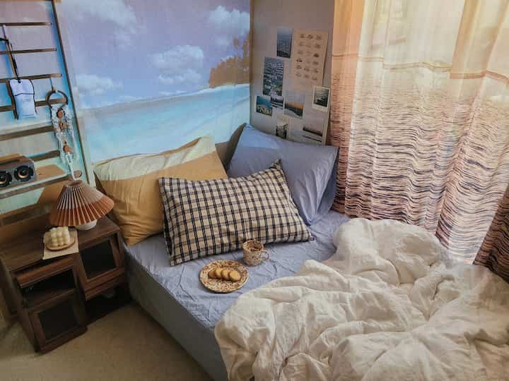 I want to go to the sea, so I changed my room to the sea🏝
My room became so much cooler after I changed it to a sky blue mattress cover💙