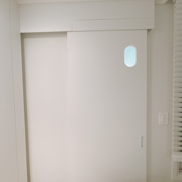 안방에 있는 욕실문. 원래는 여닫이였는데 여닫이였을경우 안에 세면대랑 닿아 활용도 못하던 화장실이였어요 공간 효율성으로 슬라이드 제작하였답니다