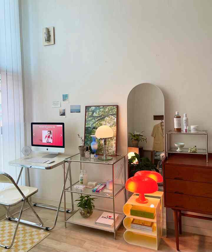 白と茶色のトーンのワンルームホームオフィス、シンプルでモダンな家具と照明が配置された雰囲気のあるインテリア