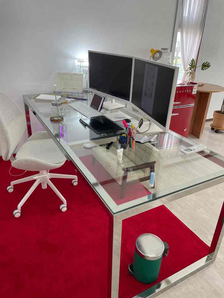 白と赤のトーンが映えるホームオフィス書斎、ガラスの机とデュアルモニター、レトロ冷蔵庫が配置された雰囲気のあるインテリア