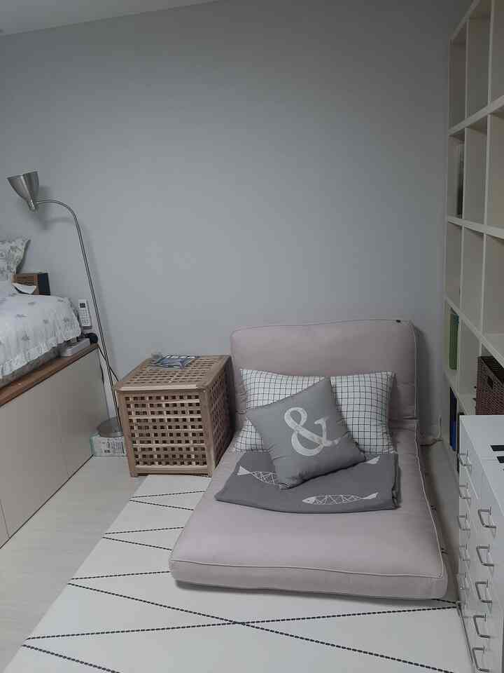 ツルームだが収納スペースが足りなくて高い収納型ベッドを置いたところ、向かい側のテレビを見たら楽にいるところが必要で、一人用のショパを買おうかとピックした大方席。卓越した選択でしたね～あんなにショパみたいに使って寝てみたくなって掴んで寝ると寝るのが楽ですね～