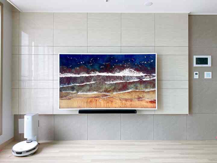 サムスンザフレーム75" QLED TVとロボットクリーナーの組み合わせです♡