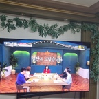 티비는 100% 남편픽이에요 :)
전 티비욕심이 크게 없어서 잘 몰랐는데 같이 보러 다니면서 이것저것 설명도 듣고 하니까 남편이 왜 티비 고르는거에 심혈을 기울이는지 알겠더라구요 ㅎㅎ
처음엔 65인치로 알아보러다녔는데 영화보는 걸 좋아하는 우리의 공동취미를 생각해서 큰 마음 먹고 75인치로 질러버렸어요 ㅎㅎ
