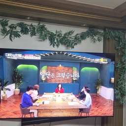 티비는 100% 남편픽이에요 :)
전 티비욕심이 크게 없어서 잘 몰랐는데 같이 보러 다니면서 이것저것 설명도 듣고 하니까 남편이 왜 티비 고르는거에 심혈을 기울이는지 알겠더라구요 ㅎㅎ
처음엔 65인치로 알아보러다녔는데 영화보는 걸 좋아하는 우리의 공동취미를 생각해서 큰 마음 먹고 75인치로 질러버렸어요 ㅎㅎ