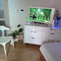 침실겸 거실공간입니다. 제가 너무좋아해서 이번에 고장났지만 수리받아서 계속 사용중인 LG클래식 티비에요! 너무 이ㅃㅓ서 포기못합니당ㅎ
식물들과 옹기종기 모여 티비로 너트뷰 들어가서 상쾌한 음악 틀어놓고 아침에 음식하고 청소하며 하루를 시작합니다ㅎ
