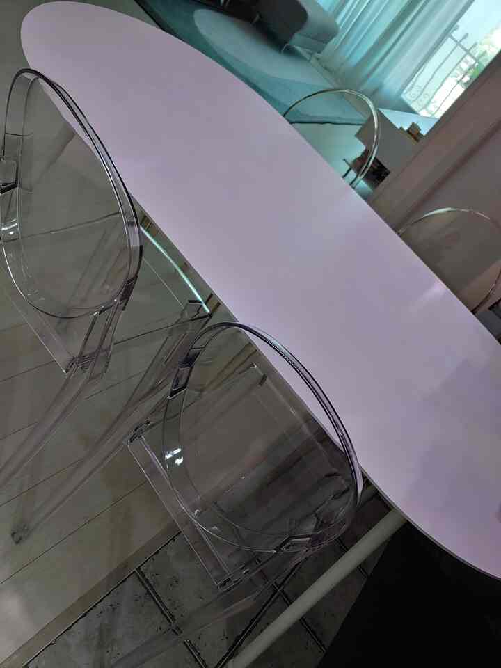 ダイニングテーブルはゴーストチェアと合わせるととてもモダンに見えます。良い選択をしたと思います。やったー ♥