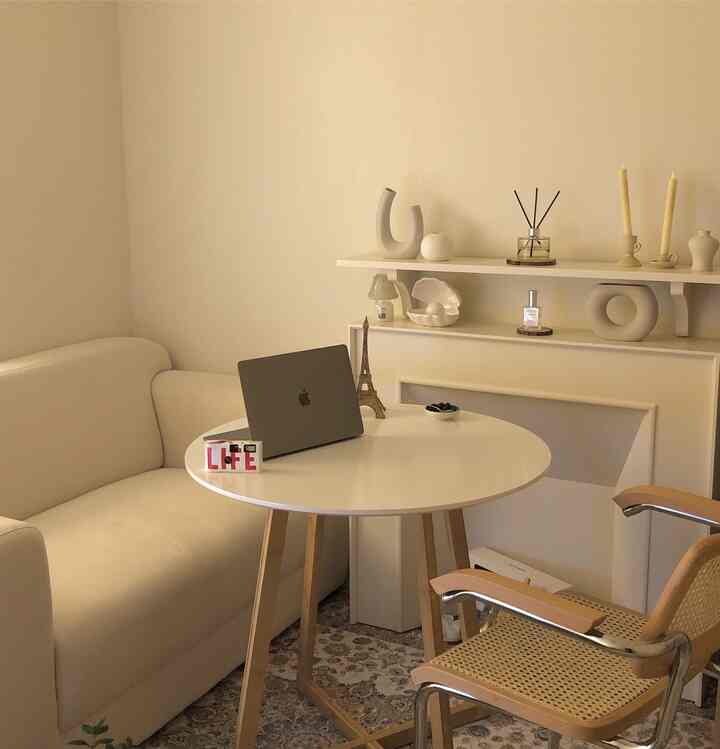 ナチュラルカラーのワンルームリビング、ホワイトソファとラタンのアームチェアが配置された温かみのある空間