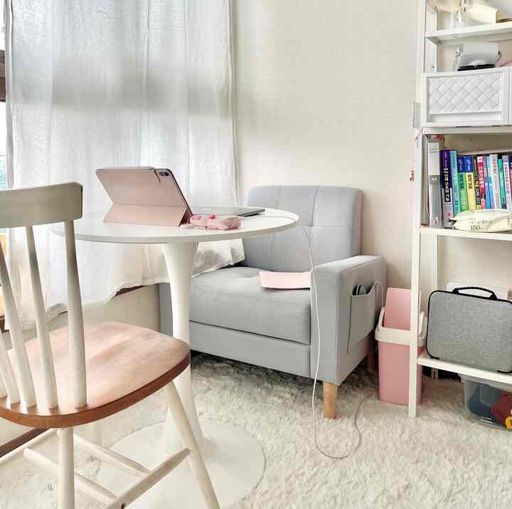 机の代わりに広いテーブルを配置した避難所兼スタディスペース