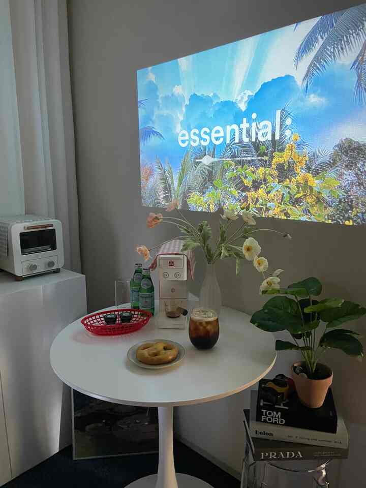 日差しの代わりにビームプロジェクター画面で雰囲気を満たす私たちの家🤍

好きなプレイリストを入れてアイスコーヒー一杯、プレッツェル一つ取り出しておけば、家が一番快適なカフェになります。
ホワイトテーブルの上に小さな小物や植物まで加わると、ささいな空間もはるかに感性的に感じられる瞬間 :)

最近は忙しく過ごしてもこんなにちょっと止まって休む時間が一番いいですよ。静かな夜、穏やかな映像、そして私の好きな好みで満たした空間✨

＃今日の家＃ホームカフェ＃家の装飾＃ビームプロジェクターインテリア＃感性インテリア＃ホワイトインテリア＃カフェ感性＃居心地の良いスペース＃ホームスタイリング＃自家製インテリア＃essential＃ムードインテリア＃自分のスペース＃ホームデコ