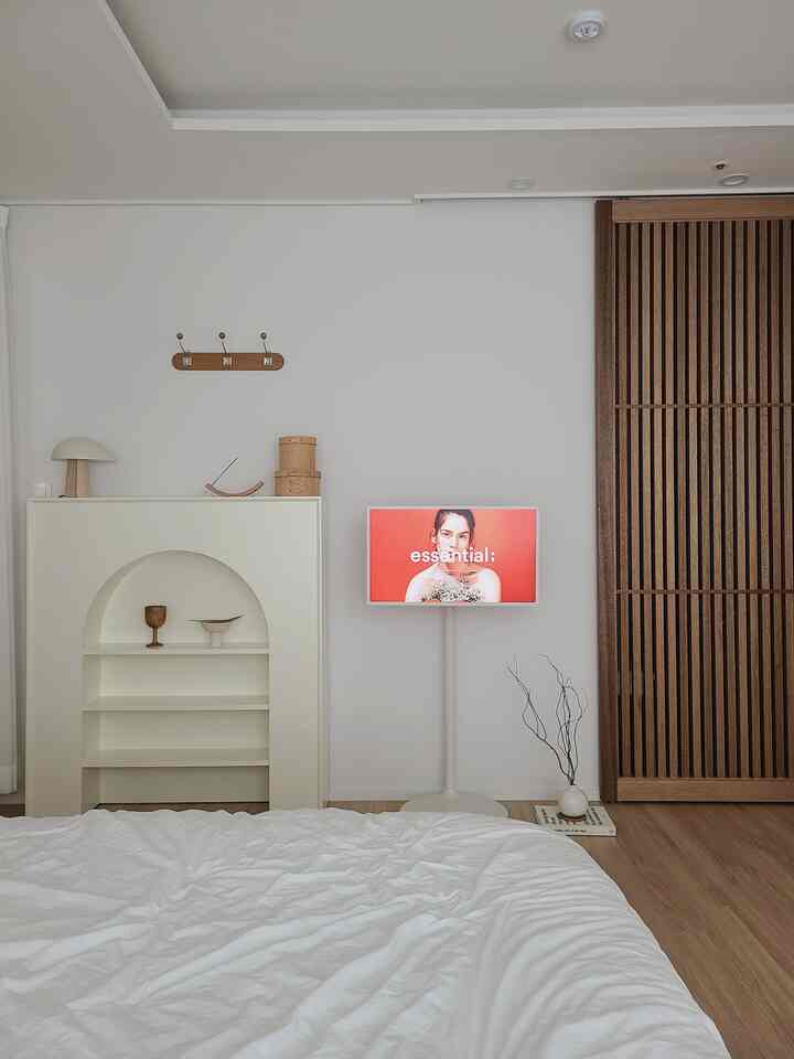 LGスタンバイ、いつも私の隣にいます：） 

私に新しい友達ができました。
この友達は私を楽しませてくれ、
気楽にしてくれて、ストレスも吹き飛ばしてくれて、退屈する時遊んでくれたりして、泣く時に慰めもしてくれるそんなベフになりそうです :)
（+ホームスタイリングはおまけ） 

できたのも本当に綺麗ですね、不要なことのないシンプルな構成がとても良いです。
本体+アダプター+電話台+リモコン終了!ㅎㅎ 

私はこの友人とやることがとても多すぎます。 
（この友達はとても忙しいでしょう） 

1. 一番一番したかったこと！ベッドに横たわって横になって何の邪魔もなく映画一本ずっと、ドラマ運転！

2. 自他公人のヨアルモット、キッチンで動画を見ながら料理に従ってください。 

3. お客さまがいらっしゃる時は子供向けに活用する！ 
（恥ずかしい会話妨害防止用🙄） 

4.私の愛のエッセンシャル：）音楽鑑賞兼ディスプレイ用。
（すでにエッセンシャルパーティー中😅どうしても最も多く、よく活用するような） 

5.在宅勤務時にデュアルモニターとして使用する。
（イライラしたノートパソコンの画面が悪い..👋） 

これらすべてがデザインと同じくらい操作がシンプルです。
Netflix、YouTube、Watcha、Internet...
（ポナス：LGチャンネルアプリのチャンネルが隠れて多様でキリングタイム用としても適格）
画質、音は何を言っていますか。

友達よ、ヨギ早く忙しく師父作詞副作全家を歩いて行ってみようか。 (私を)よろしくお願いします❤
そして私たちの家の寝室、リビングルームのインテリアもよろしくお願いします😉 

この記事に紹介した製品は、LGスタンバイミー体験団活動のためにLG電子から無償提供されています。 