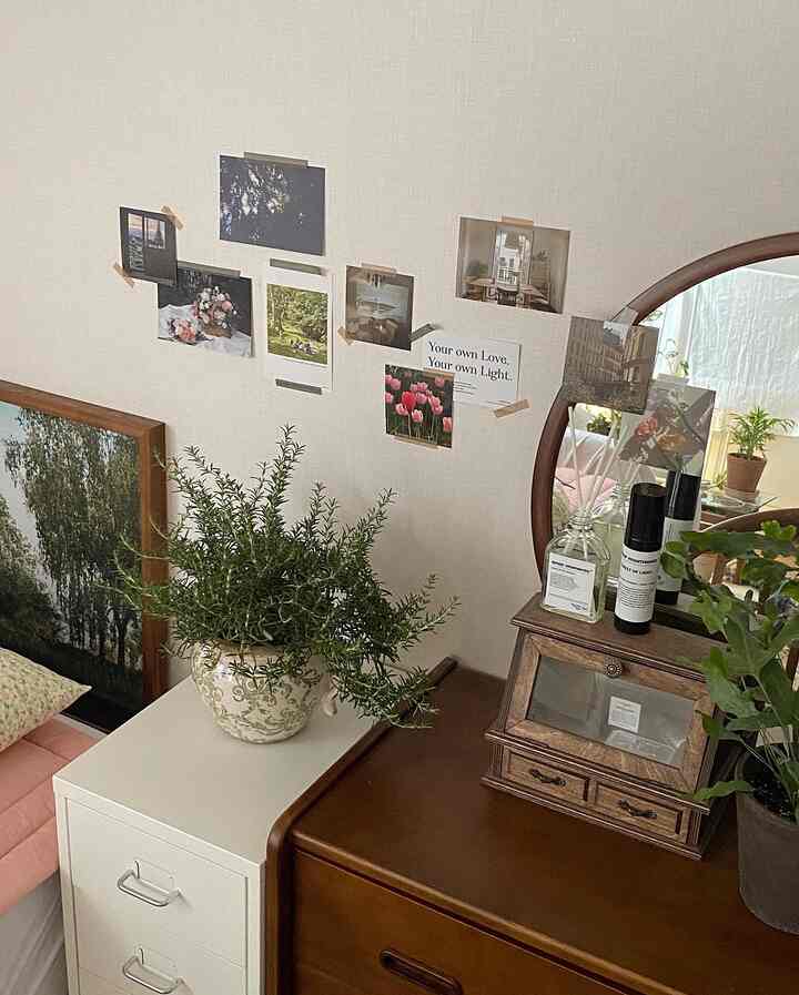 ヴィンテージ木製家具とナチュラルな植物が配置された暖かみのある寝室