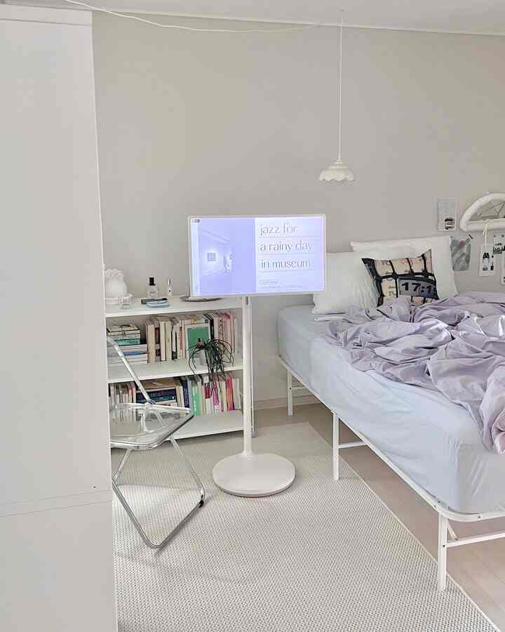 🪴製品協賛
散歩することを除いてはどこにも行かない約2ヶ月目。 LGスタンバイのおかげで、家だけにすべき理由がもう一つ生じた。 
電子機器はホームスタイリングに邪魔になるという偏見があったが、LGスタンバイミーは私が持っている偏見を目覚めた製品だ。シンプルで感覚的なデザインのおかげで、空間をより素敵にしてくれる。私は主に部屋の中で使う予定だが、リビングルームのインテリアをするときもいいようだ。
車輪がついていて家の中どこでも使えるというのが今後使用して最も期待される点だ。最大3時間まで無線で使用可能。数日使ってみた結果、近い距離は充電器を差し込んだままでも移動しやすい。 （部屋で使用する際には制約がないようです。） 
数日前からホームトを始めたが、高さ調節と上下左右角度調節が可能で、ホームトするときにも気軽に使えそうだ。サウンド良さで噂されたLG製品らしく音質も素晴らしいほう。これから私の家コックライフに大切な仲間になってくれるよう！ 
この記事に紹介した製品は、LGスタンバイミー体験団活動のためにLG電子から無償提供されています 