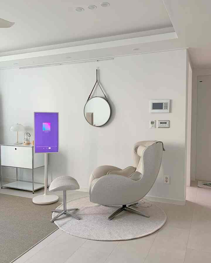 
製品提供
。
テレビのないリビングルームに自分だけのモニターが1つしかないと思いました。
スタンバイミがプレゼントのように私たちの家に来ました。 
リビングルームでもベッドに横になっていても、ダイニングテーブルでも料理を押して 
見たい場所でねじれてすぐに見ることができて本当に特別に感じられます。 
。
夕方に陸退した後、マッサージチェアに座ってスタンバイミの近くに引っ張って聴きたい音楽 
見たい映像を見る時間が癒される時間になりました。 
。
ヒョンブロが朝のルーチンでYouTubeを見るチャンネルがありますが、その間はタブで見た場合 
スタンバイミーソファの近くにドラッグしてみると、より積極的に集中して 
見ればもっといいと思います。
。
家のあちこちでスクリーンが必要なところでどこでも見ることができるなんて 
プライベートスクリーンをもっと書いて良いところを教えてくれます。 
 
この記事で紹介した製品は、LGスタンバイミー体験団活動のためにLG電子から無償提供されています。