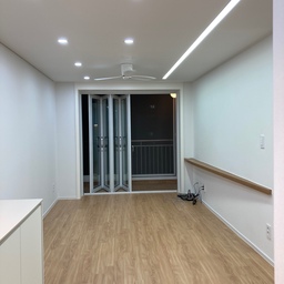 히든폴딩도어로 개방형 느낌을 줬다.
또한, 화이트&우드의 인테리어를 하기 위해 언밸런스한 선반을 활용하였다.
