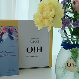 띵똥!
오하우스에서 꾸까꽃이 왔어요.🤗
날이 더워서 시들 💦 
사진 한컷 후딱 찍고,
얼른 얼음 가져와 콸콸콸~🧊🧊
ㅇㅒ드라 담 꾸까 꽃배달까지 살아줘🥲