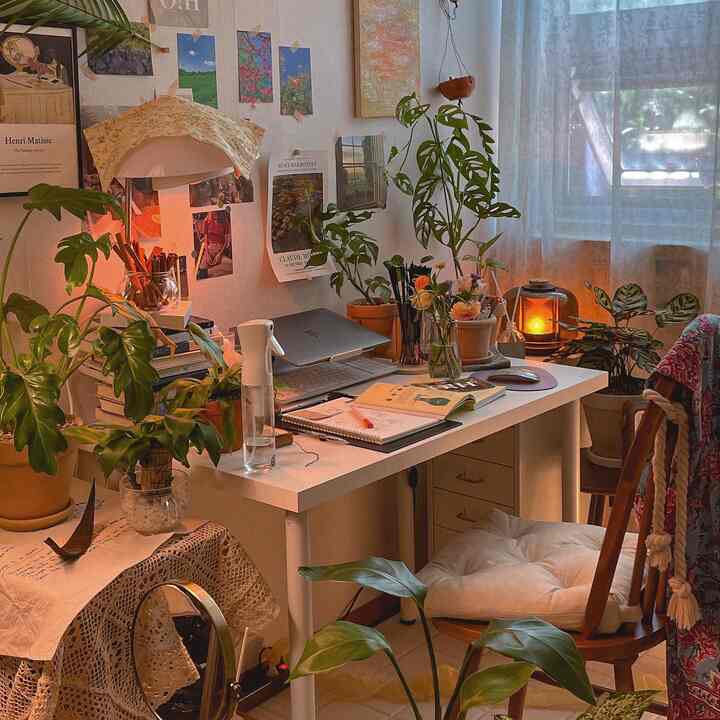 ナチュラルカラーと植物が調和した居心地の良いホームオフィス、木製の椅子と白いデスクが配置された空間