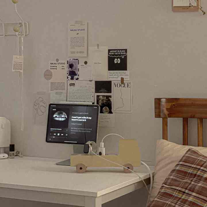 Minimal home office bedroom in white and brown tones featuring a desk and wall decor with a calm atmosphere